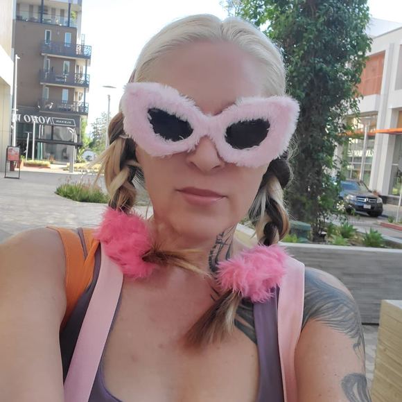 Meet your Posher, Courtney - Picture 1 of 1